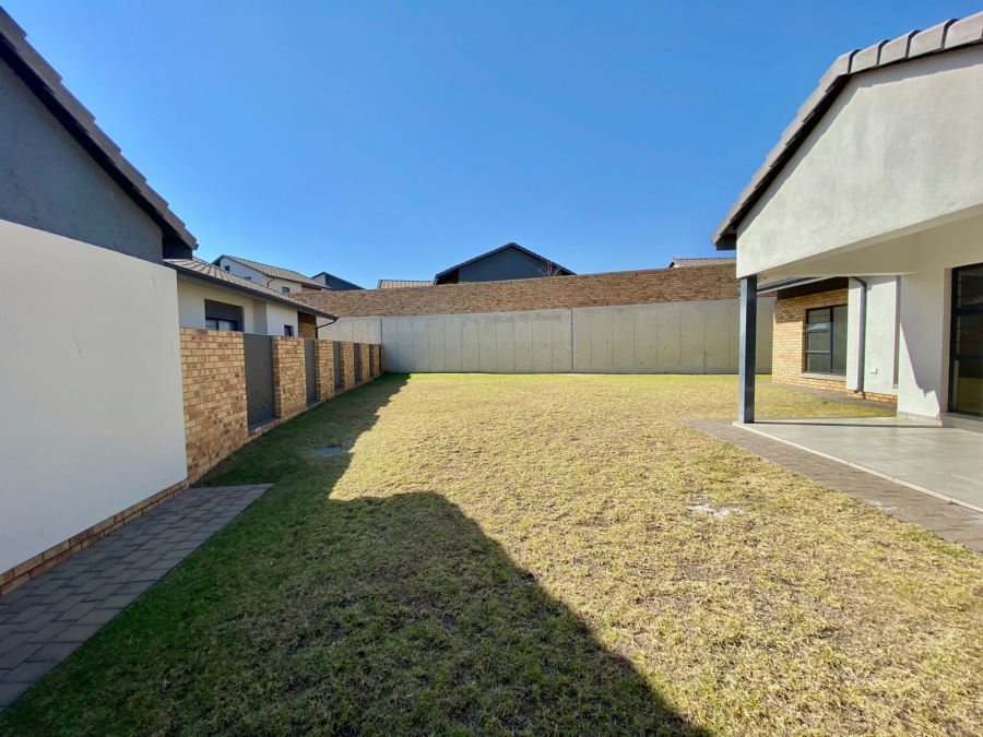 To Let 3 Bedroom Property for Rent in Amberfield Gauteng