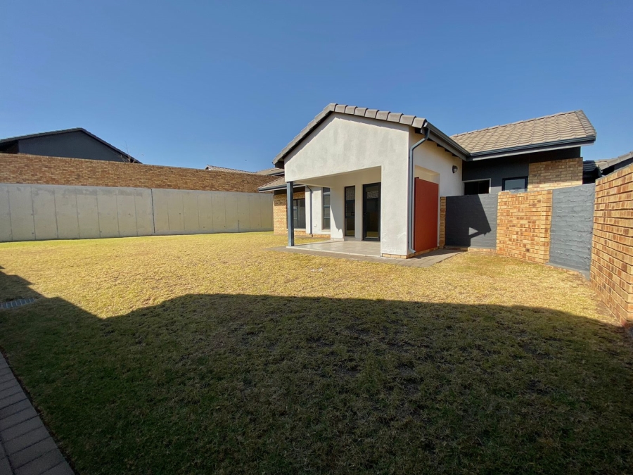 To Let 3 Bedroom Property for Rent in Amberfield Gauteng