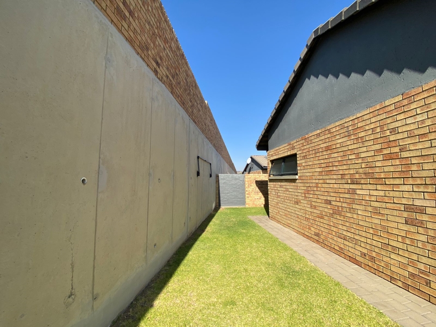 To Let 3 Bedroom Property for Rent in Amberfield Gauteng