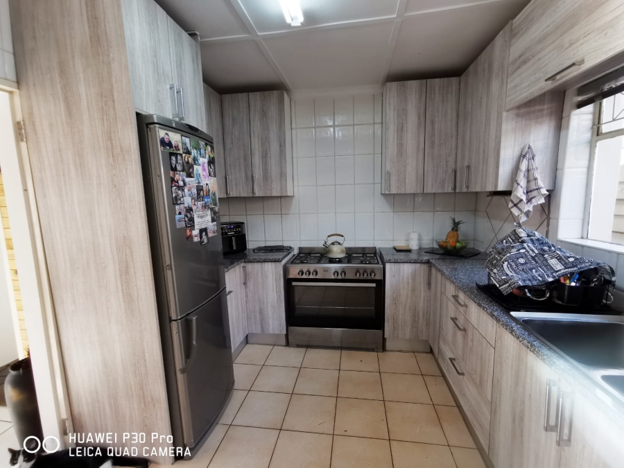 To Let 2 Bedroom Property for Rent in Dalview Gauteng