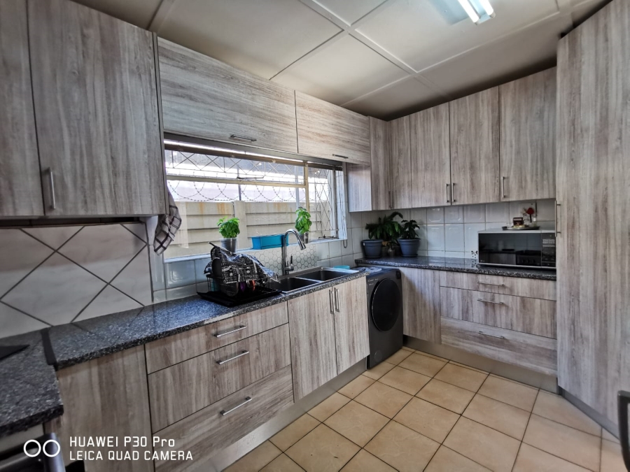 To Let 2 Bedroom Property for Rent in Dalview Gauteng