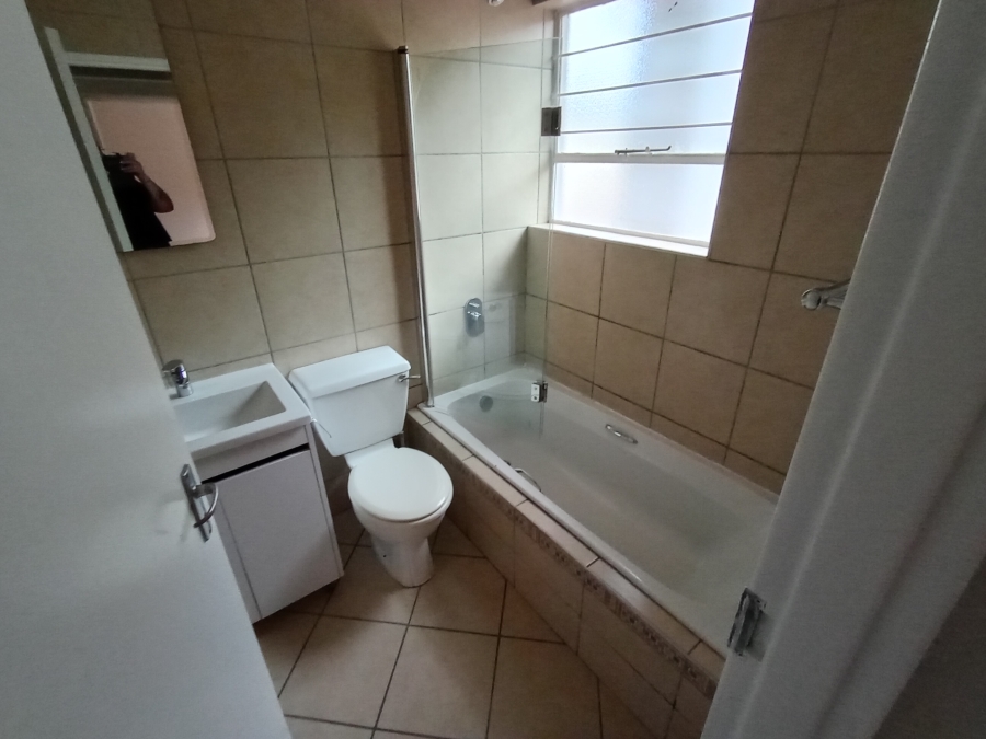 To Let 2 Bedroom Property for Rent in Glen Marais Gauteng