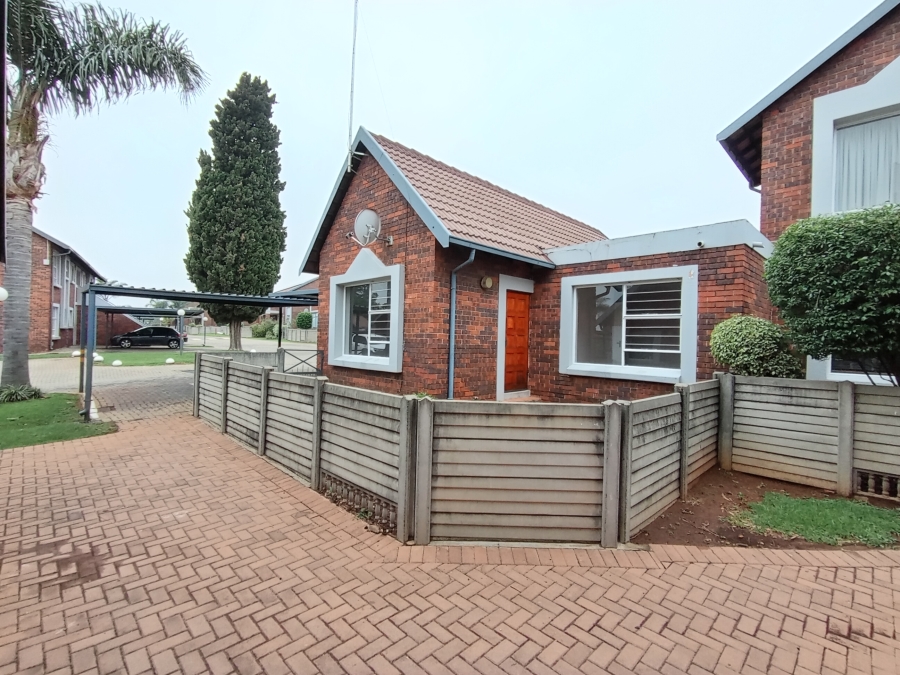 To Let 2 Bedroom Property for Rent in Glen Marais Gauteng