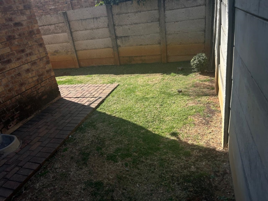 To Let 2 Bedroom Property for Rent in Sonneglans Gauteng