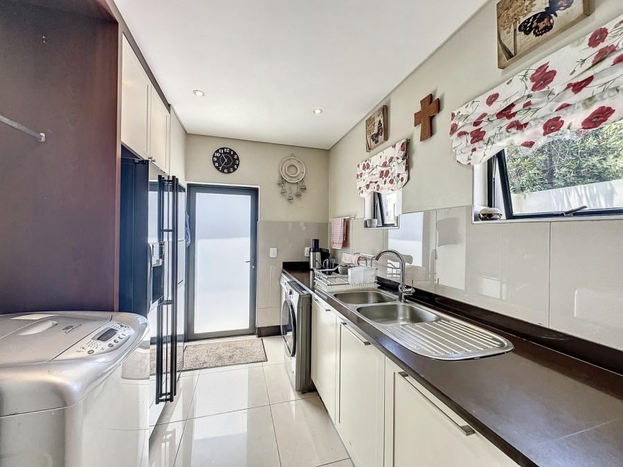 5 Bedroom Property for Sale in Lombardy Estate Gauteng