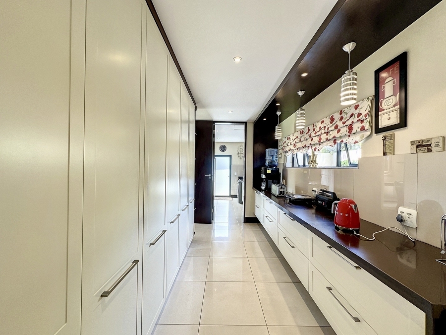 5 Bedroom Property for Sale in Lombardy Estate Gauteng