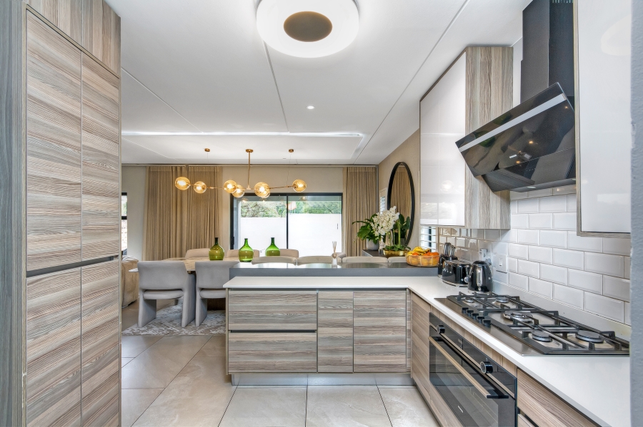 4 Bedroom Property for Sale in Crowthorne AH Gauteng