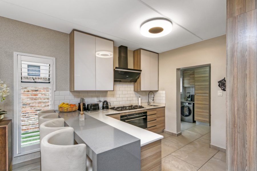 4 Bedroom Property for Sale in Crowthorne AH Gauteng