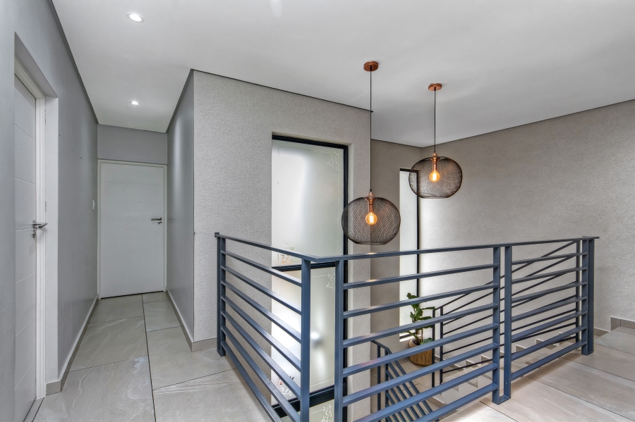 4 Bedroom Property for Sale in Crowthorne AH Gauteng