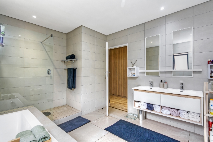 4 Bedroom Property for Sale in Crowthorne AH Gauteng
