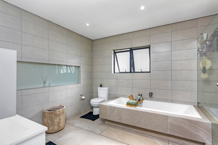 4 Bedroom Property for Sale in Crowthorne AH Gauteng
