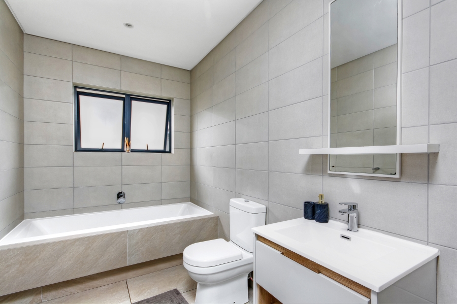 4 Bedroom Property for Sale in Crowthorne AH Gauteng