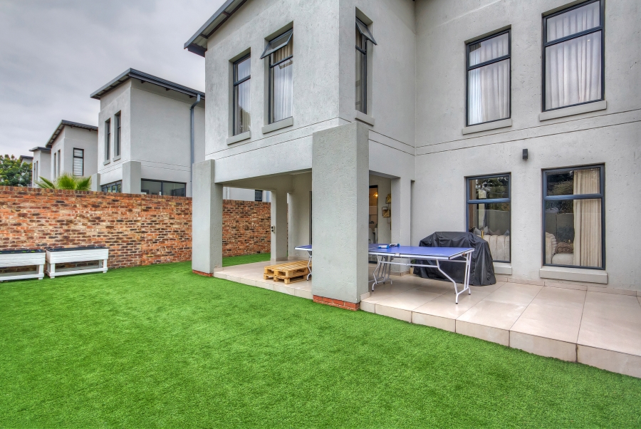 4 Bedroom Property for Sale in Crowthorne AH Gauteng