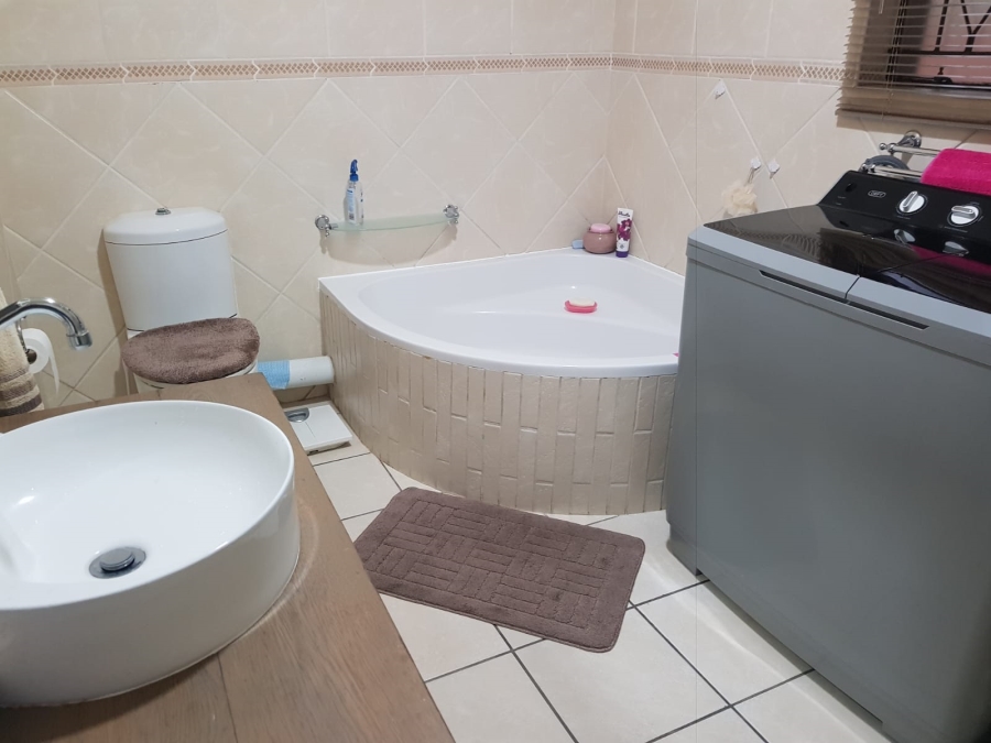 10 Bedroom Property for Sale in Kenleaf Gauteng