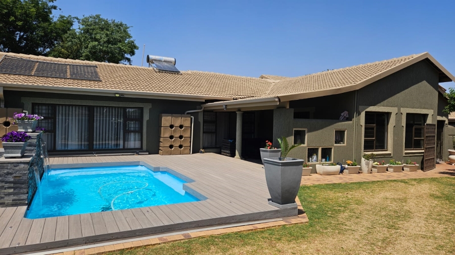 10 Bedroom Property for Sale in Kenleaf Gauteng