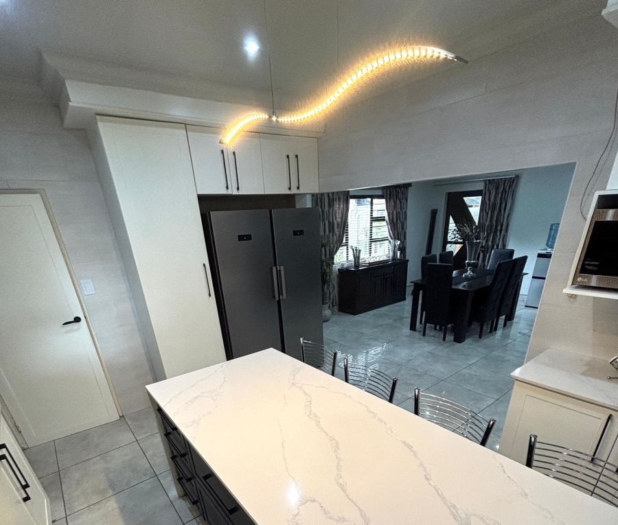 10 Bedroom Property for Sale in Kenleaf Gauteng