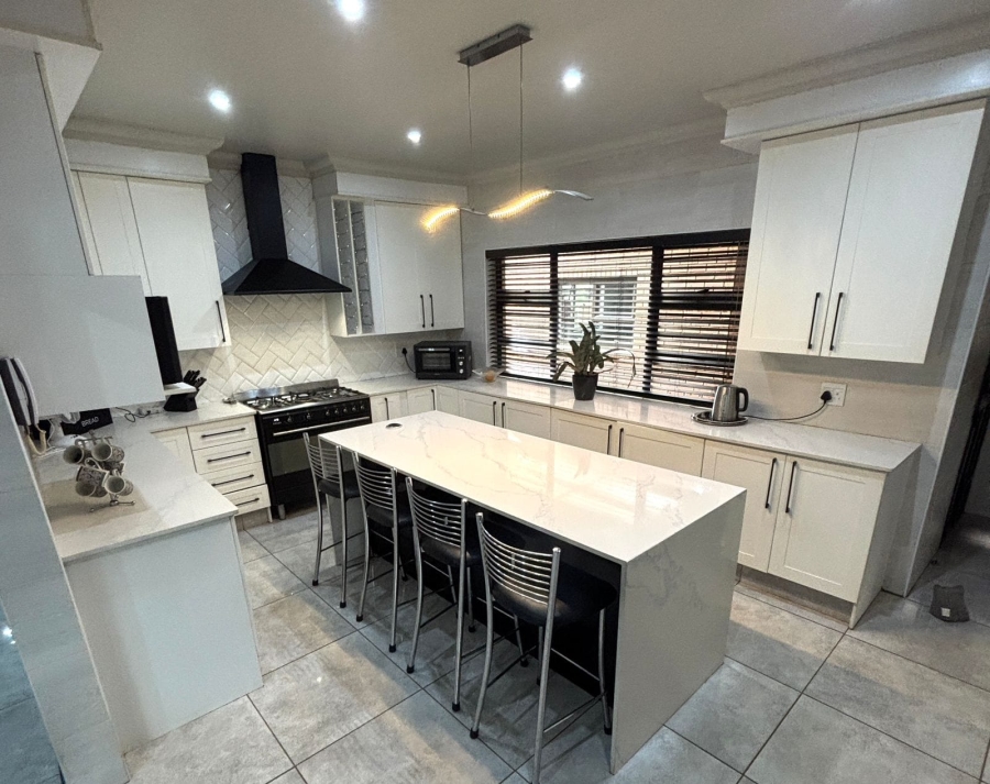 10 Bedroom Property for Sale in Kenleaf Gauteng