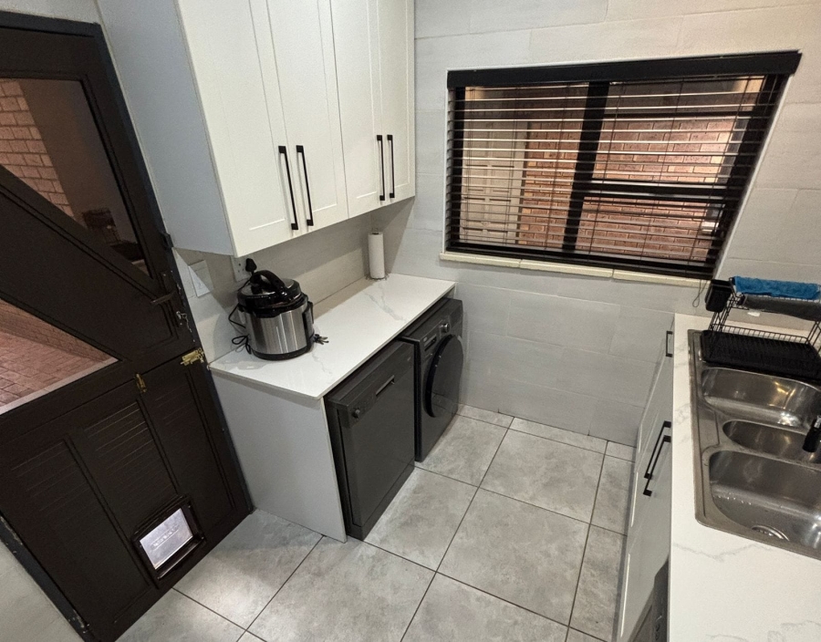 10 Bedroom Property for Sale in Kenleaf Gauteng