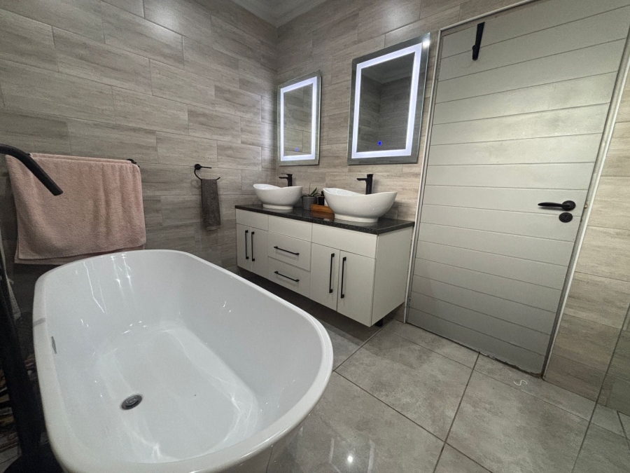 10 Bedroom Property for Sale in Kenleaf Gauteng