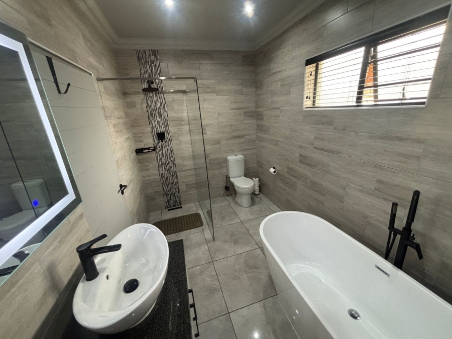 10 Bedroom Property for Sale in Kenleaf Gauteng