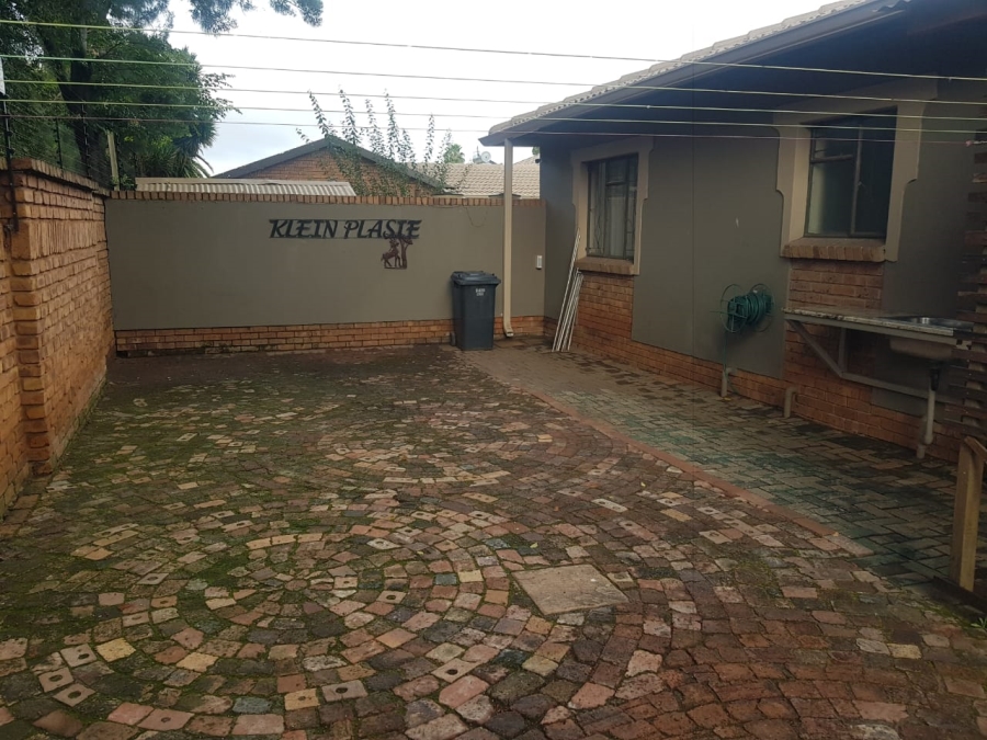 10 Bedroom Property for Sale in Kenleaf Gauteng