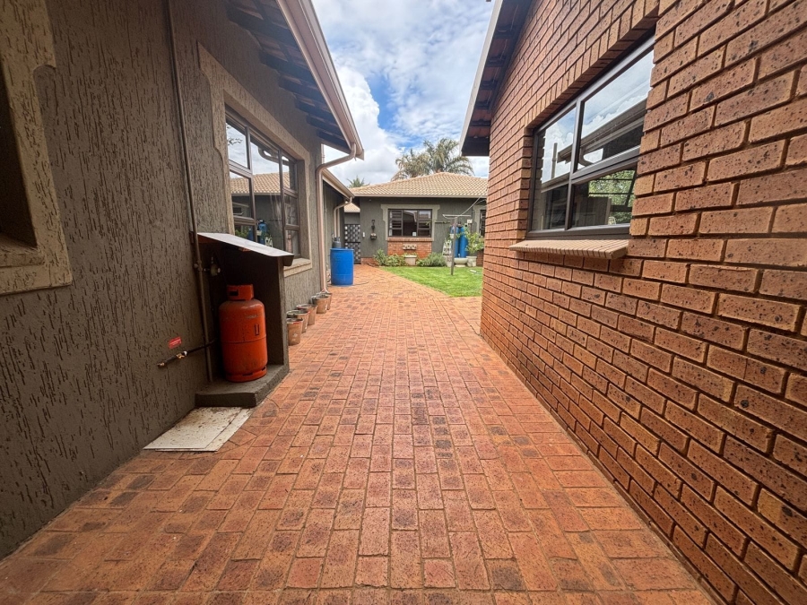 10 Bedroom Property for Sale in Kenleaf Gauteng