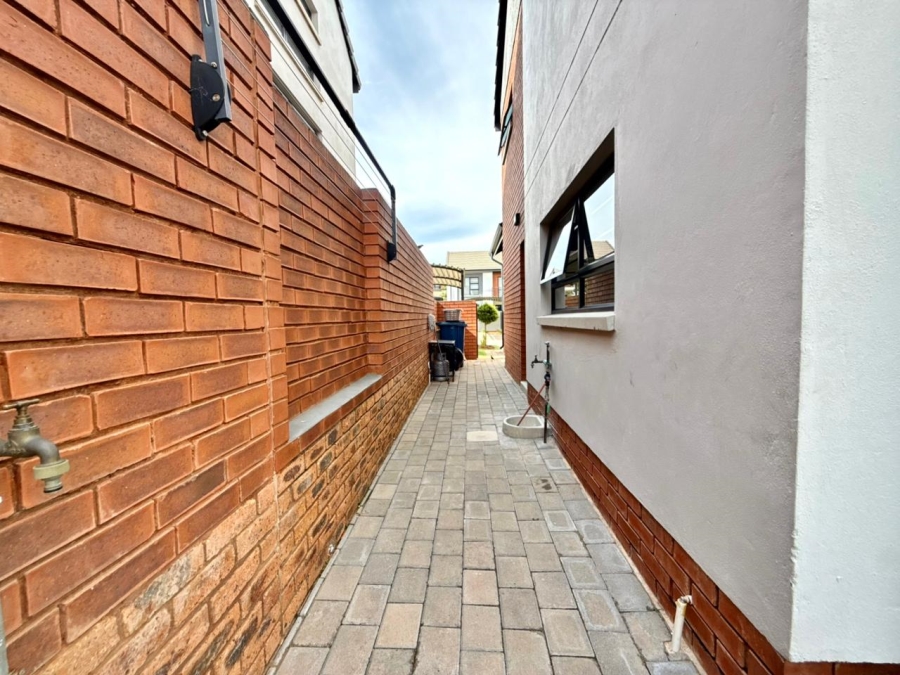 To Let 3 Bedroom Property for Rent in Amberfield Gauteng