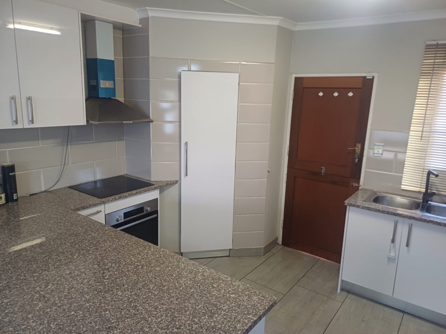 To Let 3 Bedroom Property for Rent in Die Hoewes Gauteng