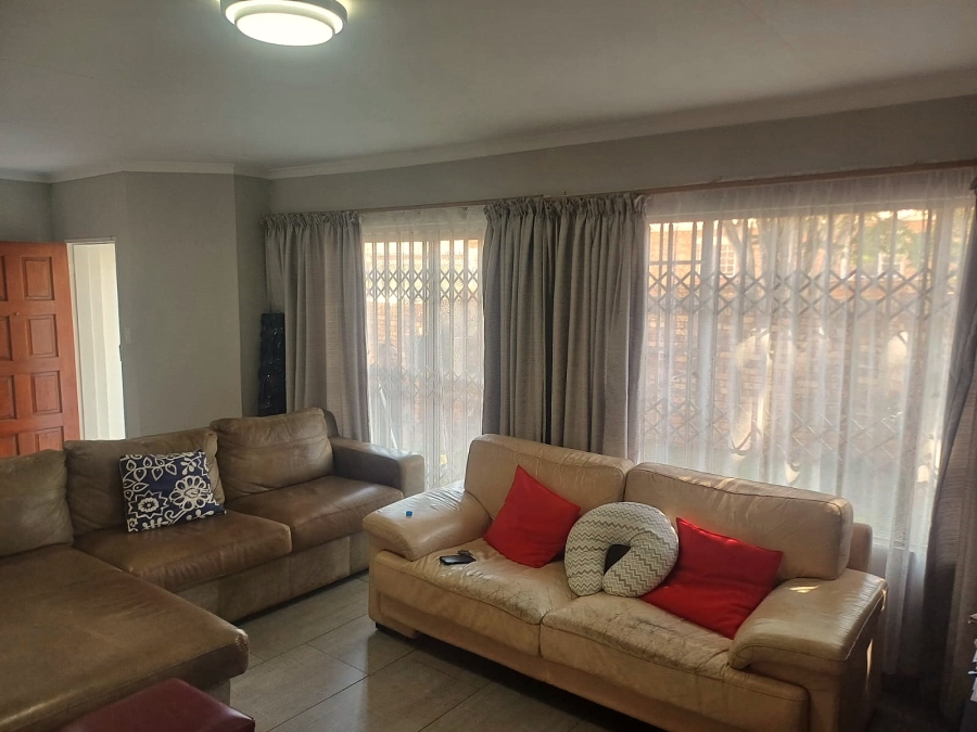 To Let 3 Bedroom Property for Rent in Die Hoewes Gauteng