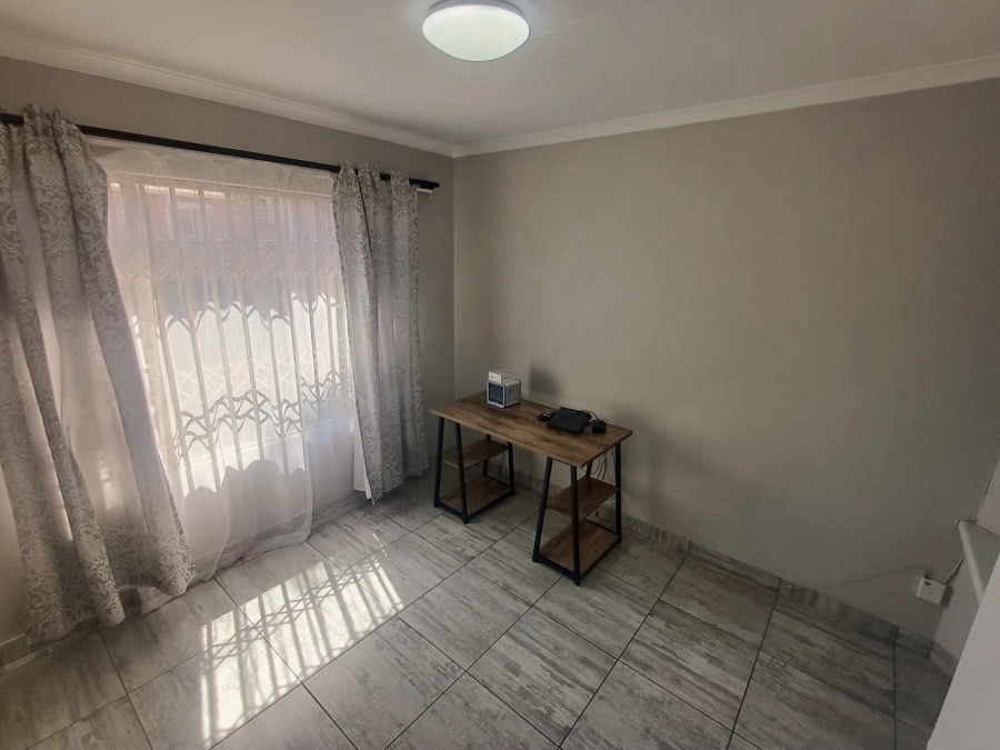 To Let 3 Bedroom Property for Rent in Die Hoewes Gauteng