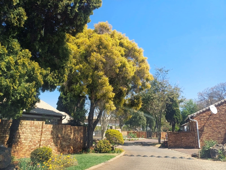 To Let 3 Bedroom Property for Rent in Die Hoewes Gauteng