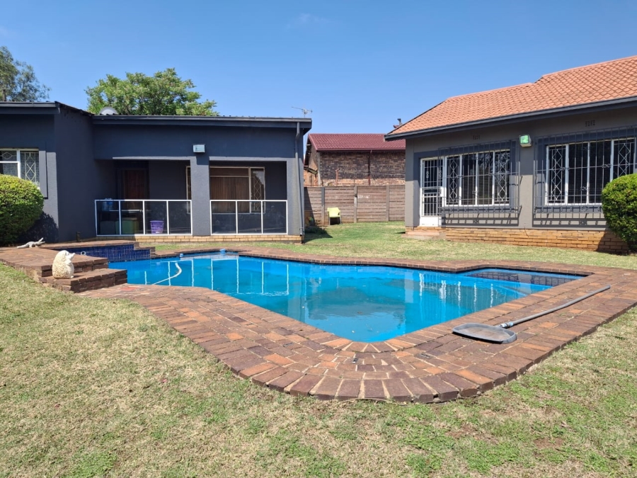 6 Bedroom Property for Sale in Dalpark Gauteng