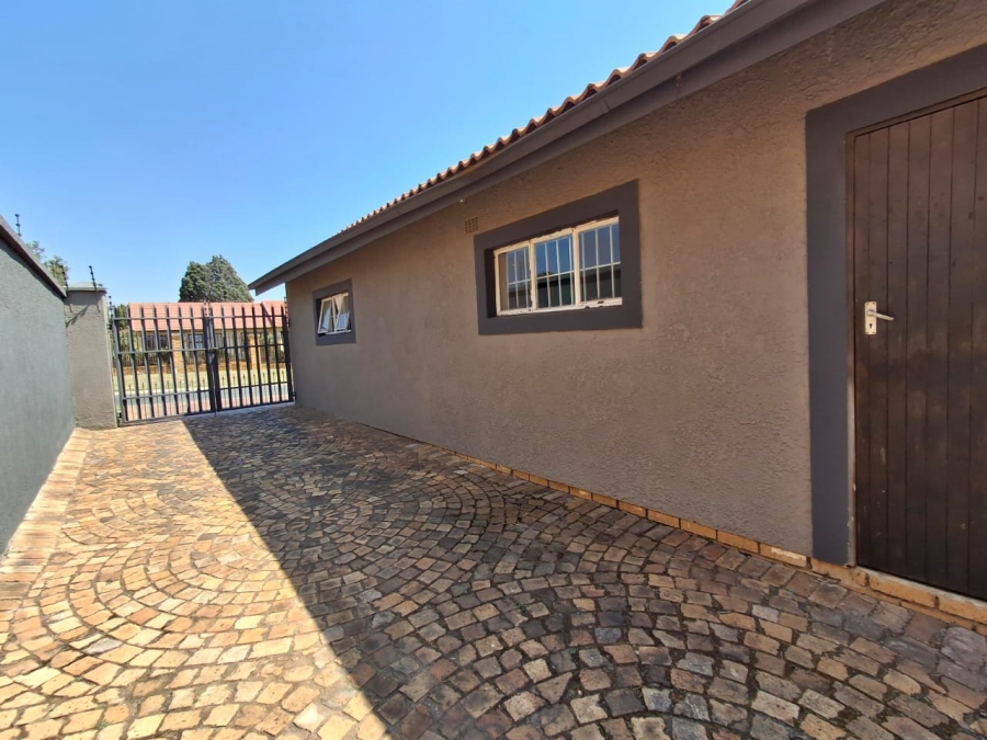 6 Bedroom Property for Sale in Dalpark Gauteng