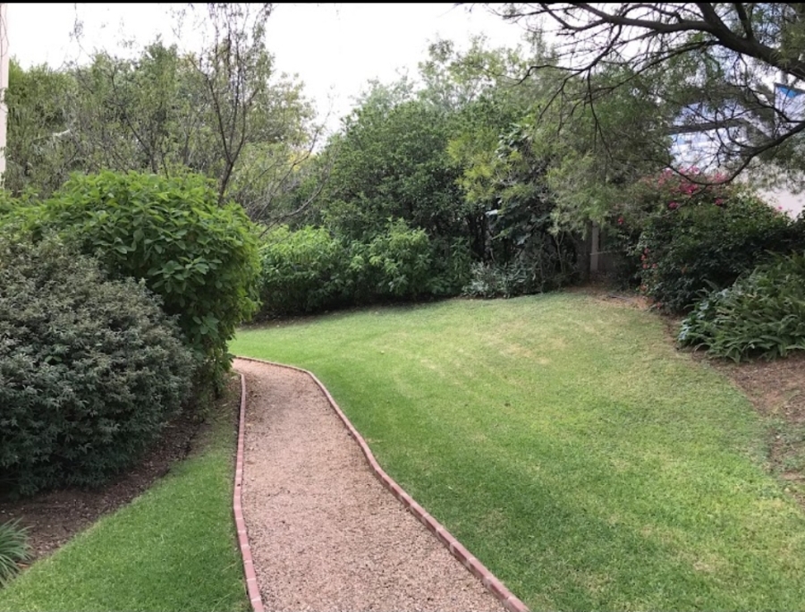 To Let 2 Bedroom Property for Rent in Sandhurst Gauteng