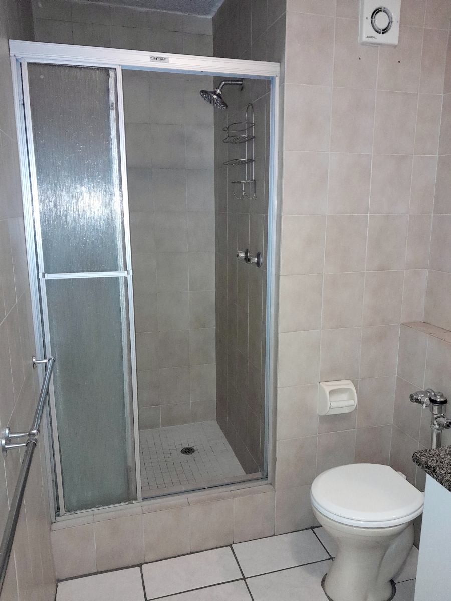 To Let 2 Bedroom Property for Rent in Sandhurst Gauteng
