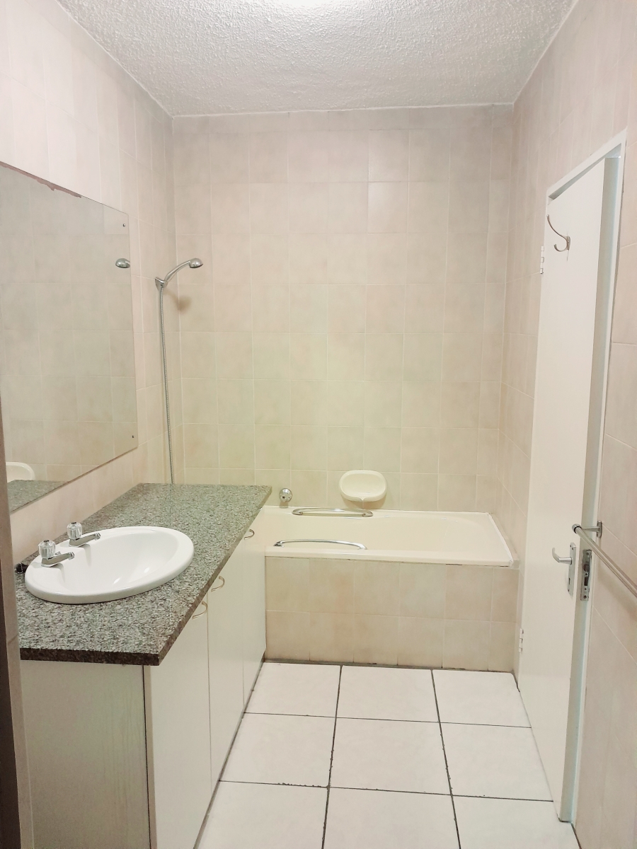 To Let 2 Bedroom Property for Rent in Sandhurst Gauteng