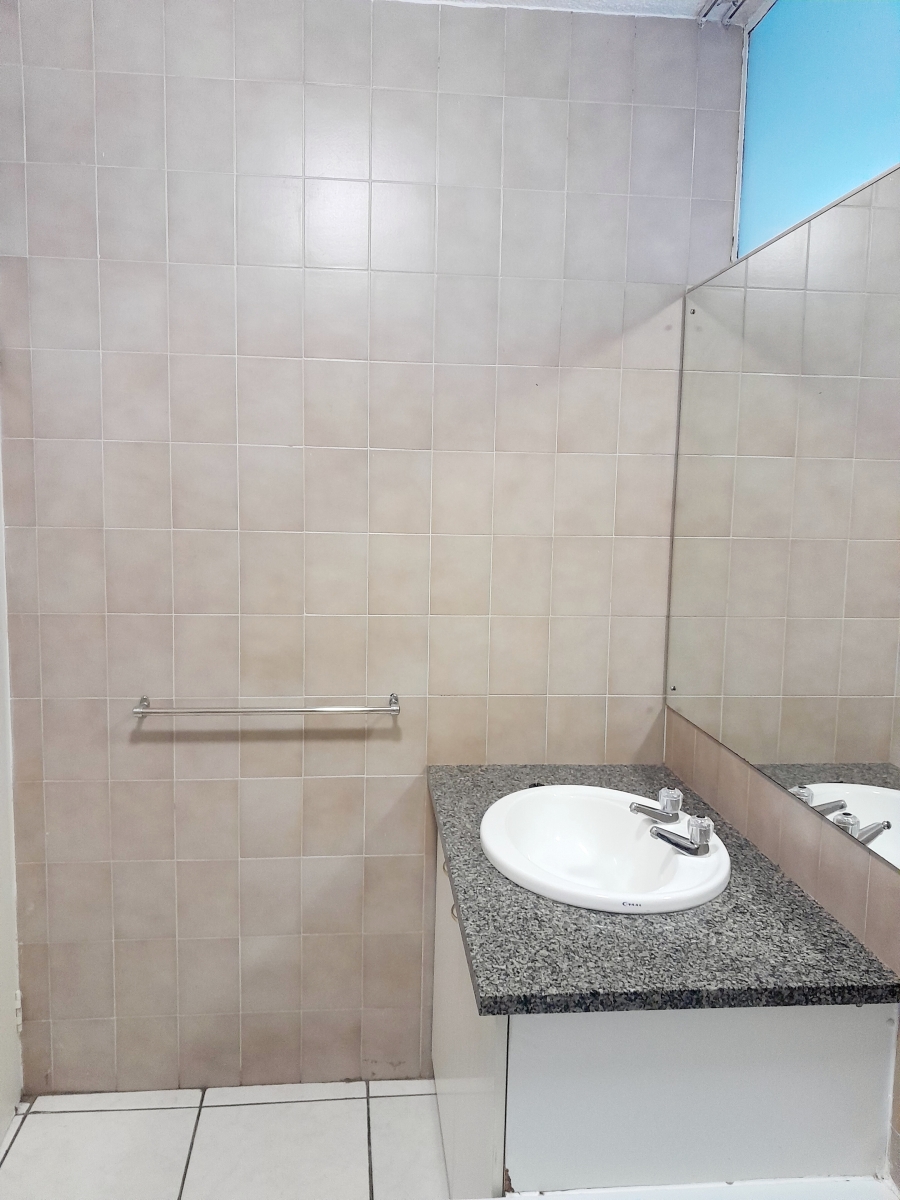 To Let 2 Bedroom Property for Rent in Sandhurst Gauteng