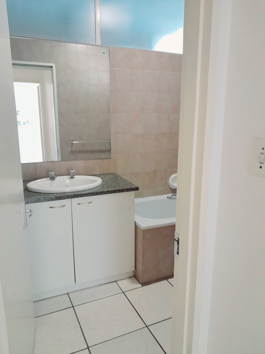 To Let 2 Bedroom Property for Rent in Sandhurst Gauteng