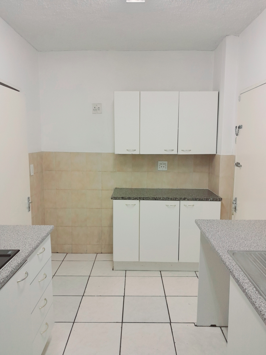 To Let 2 Bedroom Property for Rent in Sandhurst Gauteng