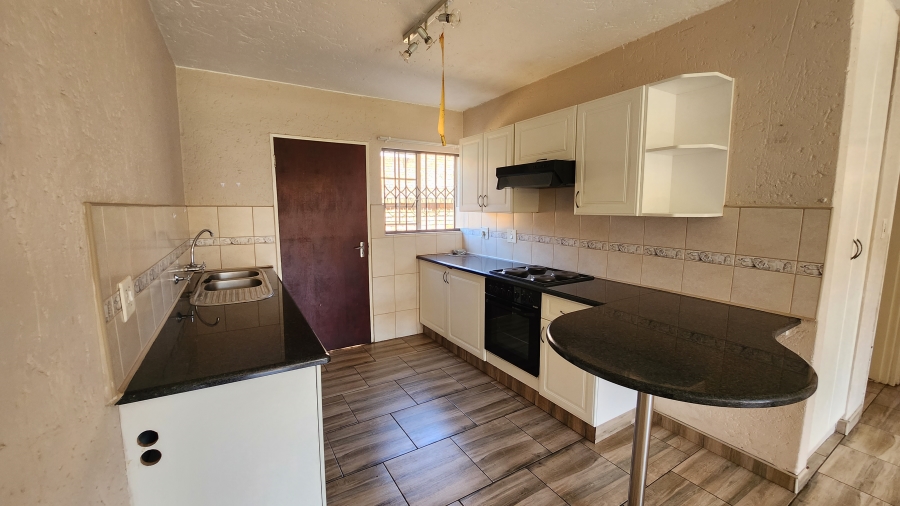 To Let 2 Bedroom Property for Rent in Kenleaf Gauteng