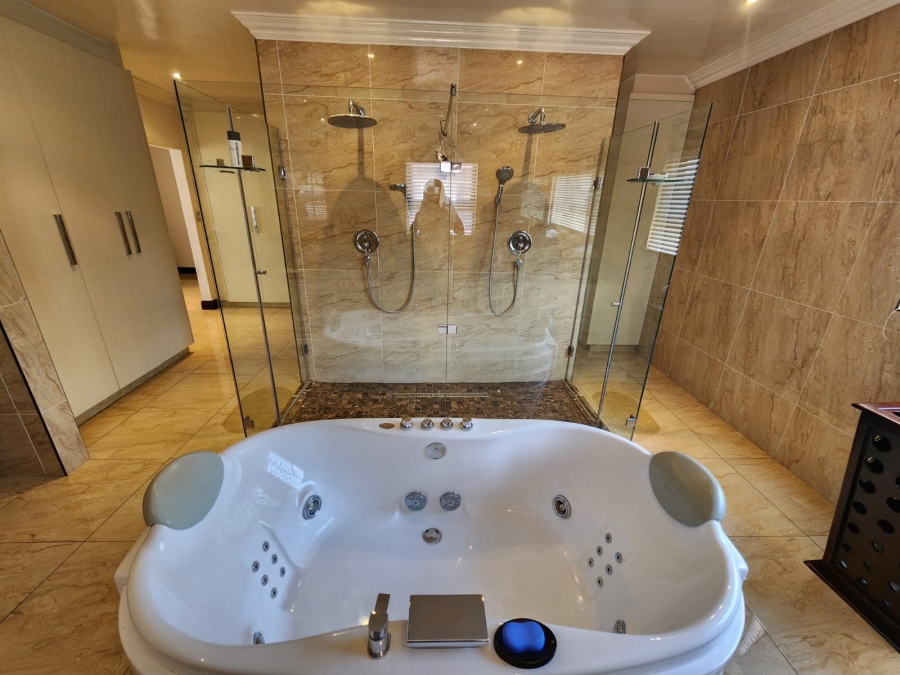 6 Bedroom Property for Sale in Helderwyk Gauteng