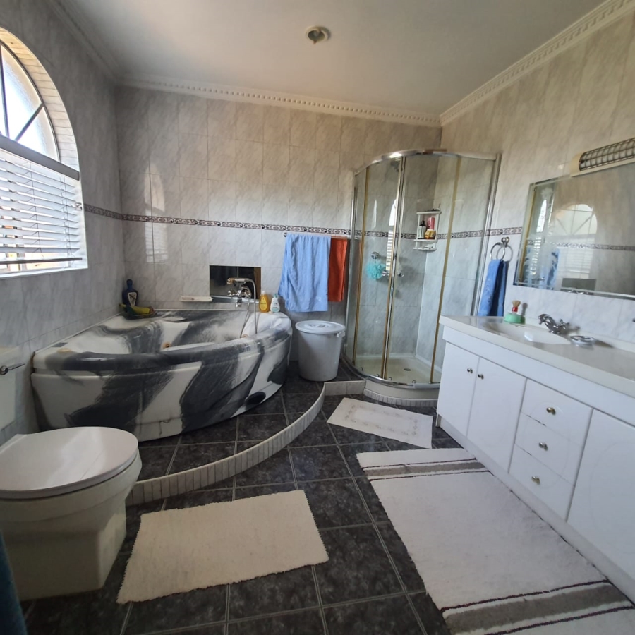 5 Bedroom Property for Sale in Dalpark Gauteng