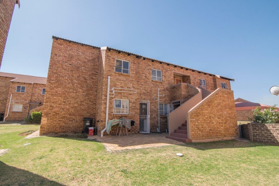 To Let 2 Bedroom Property for Rent in Liefde en Vrede Gauteng