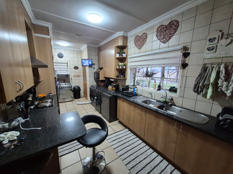 To Let 3 Bedroom Property for Rent in Moregloed Gauteng