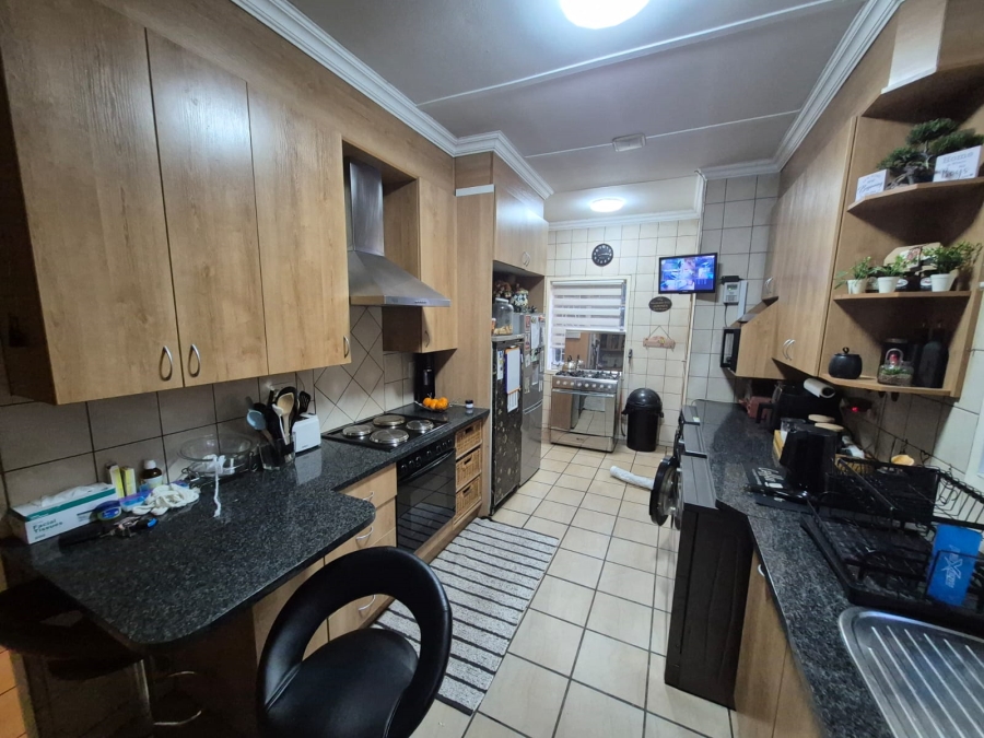 To Let 3 Bedroom Property for Rent in Moregloed Gauteng