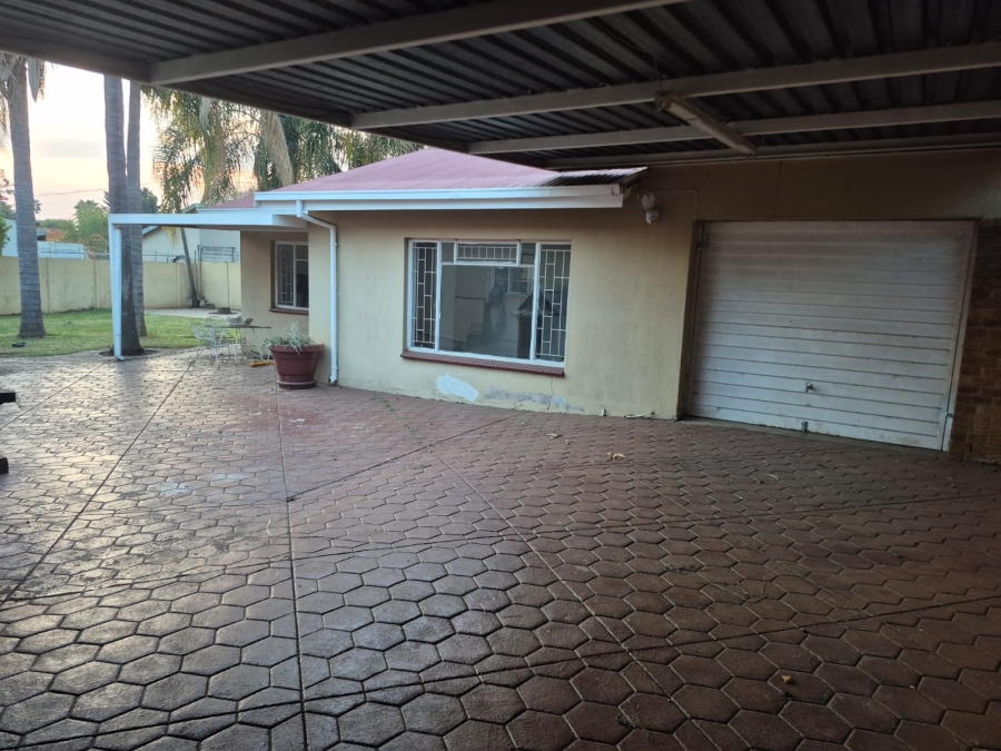 To Let 3 Bedroom Property for Rent in Moregloed Gauteng