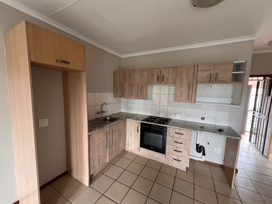 To Let 2 Bedroom Property for Rent in Moffat View Gauteng