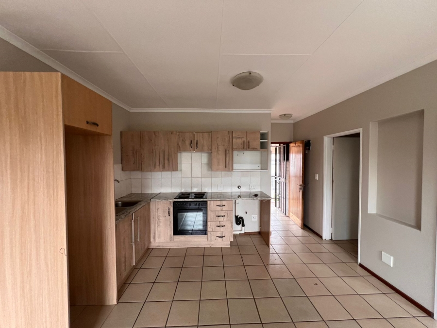 To Let 2 Bedroom Property for Rent in Moffat View Gauteng
