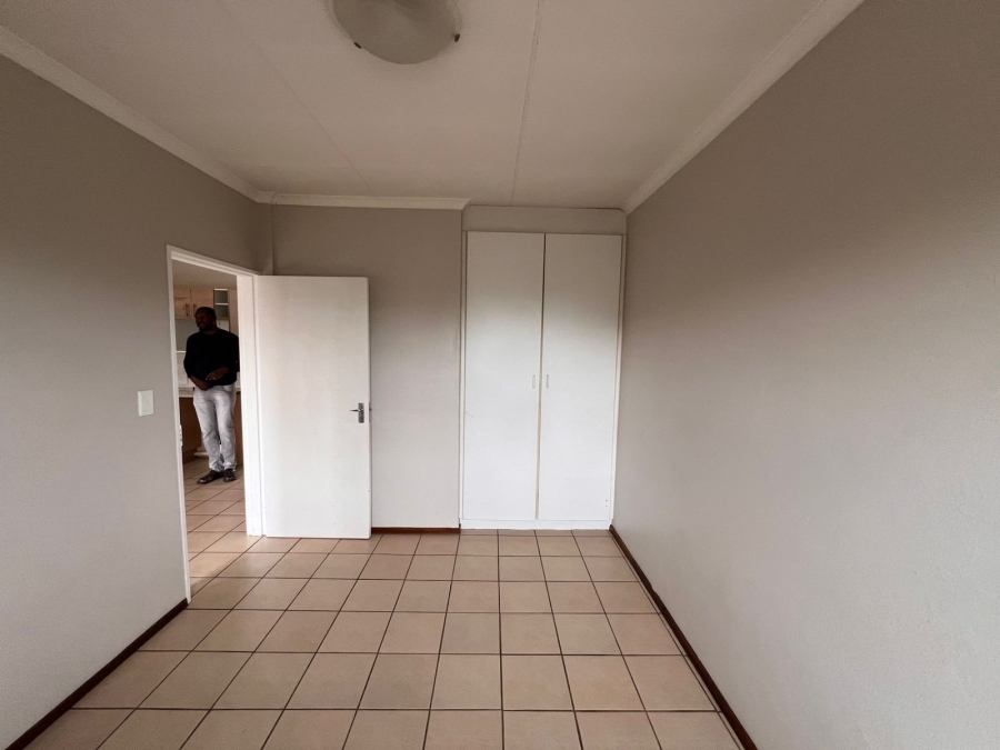 To Let 2 Bedroom Property for Rent in Moffat View Gauteng