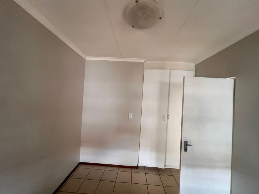 To Let 2 Bedroom Property for Rent in Moffat View Gauteng